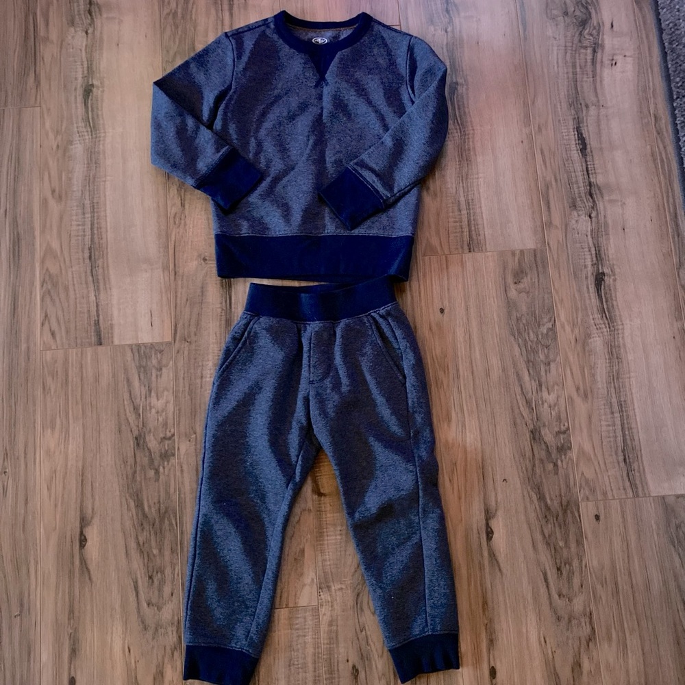 🎶Kids sweats outfit BASICALLY NEW